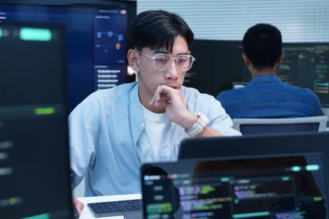 Thoughtful Programmer Analyzing Digital Code 库存照片