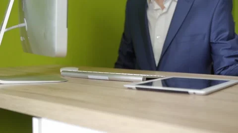 Thoughtful young businessman working on computer and tablet pc Vidéo 51343600