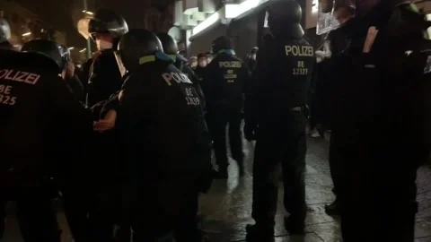 Thousands in Berlin protest against judicial repeal of rent ceiling, Berlín, DE  Video stock 204014041