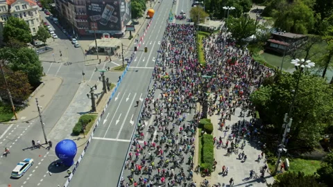 Thousands of cyclists gather before Giro d Italia event in Sofia Bulgaria 스톡 동영상 335073524