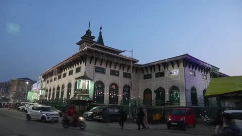 Thousands of devotees gather in Srinagar to mark Urs of revered Sufi saint Jeela Video stock 318727523