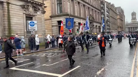 Thousands march through Glasgow for annual Orange parade Vídeo Stock 338250553