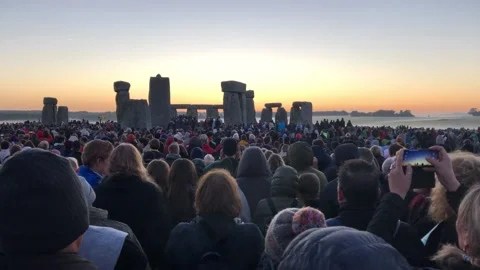 Thousands mark summer solstice at Stonehenge Stock Footage 148587854