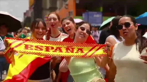 Thousands of Mexicans watch the World Cup final in Mexico City's Zócalo, México, Stock Footage 340113592