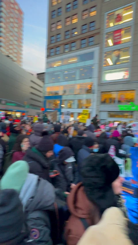 Thousands of NYC protesters demand end to ICE operations in Minneapolis Video stock 332450947