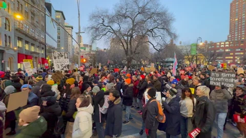 Thousands of NYC protesters demand end to ICE operations in Minneapolis Stock-Footage 332493319