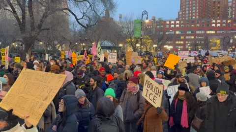 Thousands of NYC protesters demand end to ICE operations in Minneapolis Stock-Footage 332500954
