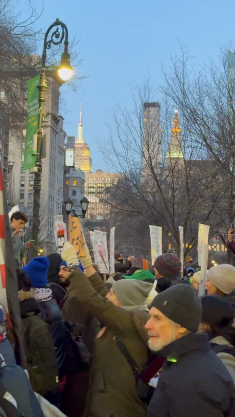 Thousands of NYC protesters demand end to ICE operations in Minneapolis Stock-Footage 332505946
