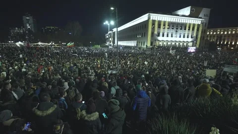 Thousands of people protest against the state mafia in downtown Sofia 스톡 동영상 324561065