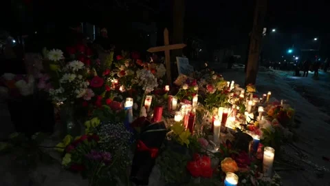 Thousands of people reject ICE during a vigil in Minneapolis after the death of  Vídeo Stock 325992257