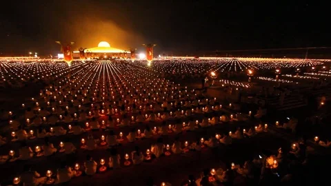 Thousands of people take part in evening prayers to mark Makha Bucha Day. Stock Footage 73587603