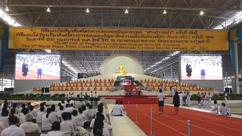 Thousands of people take part in evening prayers. Stock-Footage 73595865