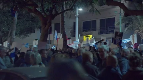 Thousands of people in Tel Aviv protest US recognition of Jerusalem as capital. Video stock 98214334