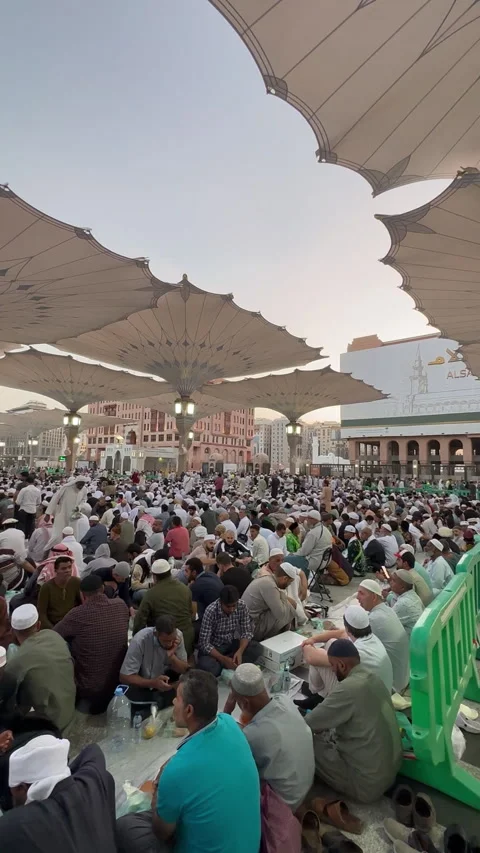 Thousands of Pilgrims Break Fast Under Medina's Giant Umbrellas Vídeo Stock 321371652