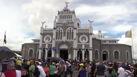 Thousands of pilgrims show their devotion to the Virgin of the Angels, patron sa Stock-Footage 280727154