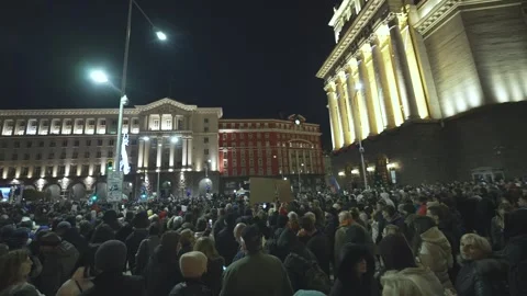 Thousands protest against the state mafia in front of the parliament in downtown Vídeo Stock 324561603