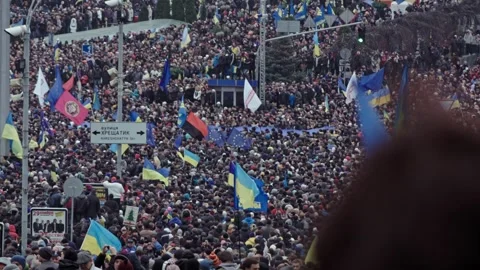  Thousands of protesters on the Maidan during the Revolution of Dignity Vidéo 240926445