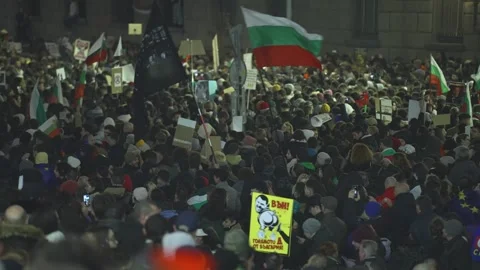 Thousands rally to protest against corruption in power in the evening in Sofia 스톡 동영상 324561813