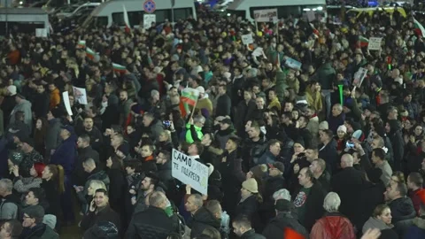 Thousands rally to protest against corruption in government in Sofia 스톡 동영상 324561827