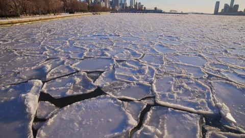 Thousands of Unique shape of ice floes wrap up the Hudson River Vídeo Stock 336696247