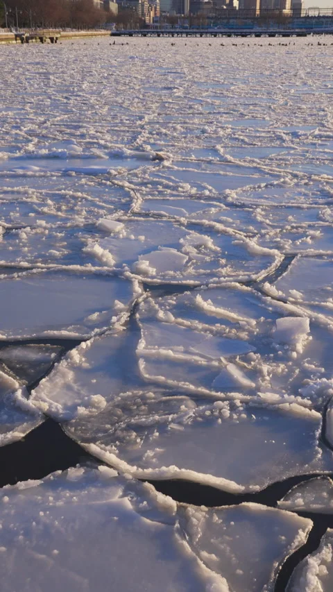 Thousands of Unique shape of ice floes wrap up the Hudson River Vídeo Stock 336696829