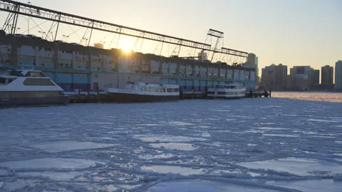 Thousands of Unique shape of ice floes wrap up the Hudson River Vídeo Stock 336697152