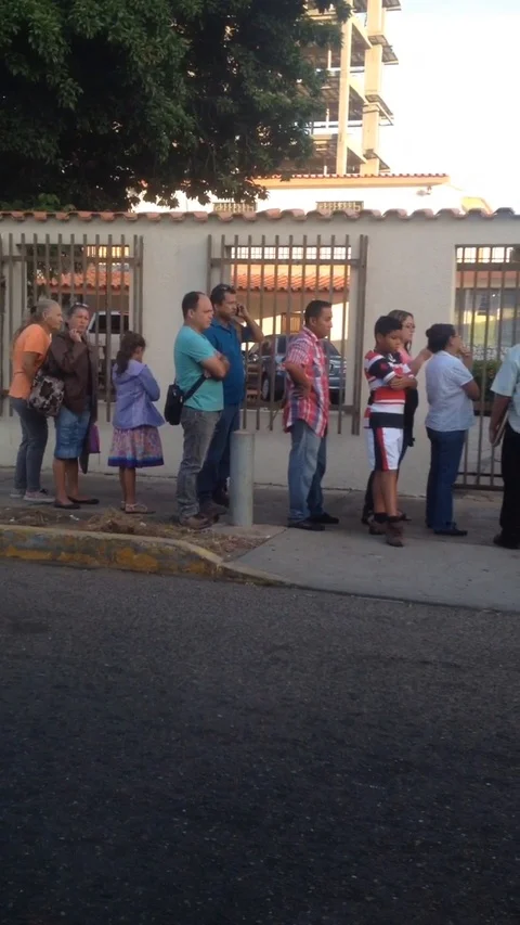 Thousands of Venezuelans queue at banks to exchange 100-bolivar note Stock Footage 109391387