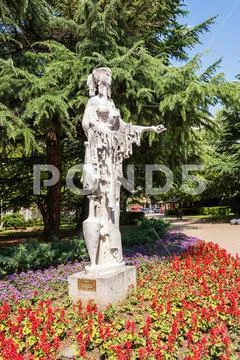 Thracian woman statue harvesting roses in Kazanlak (Bulgaria Stock Photos