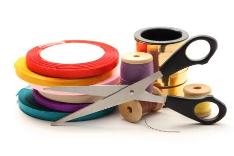 Thread bobbins, scissors and reels of ribbon Foto stock