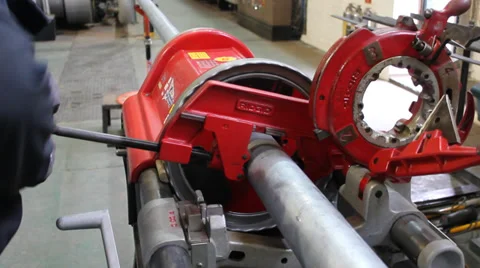 Thread cutting a large pipe Video stock 33799404