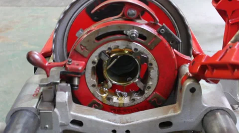 Thread cutting a large pipe Video stock 33799473