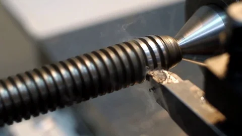 Thread cutting on a lathe. Stockbeeldmateriaal 75545768