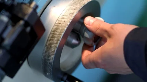 Thread cutting on a lathe. Hand of worker Stockbeeldmateriaal 75545738
