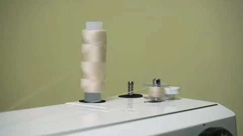 Thread spools mounted on a sewing machine, wound around bobbins Vídeo Stock 348030700