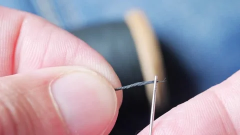 Threading the eye of a needle close-up 動画素材 281503948