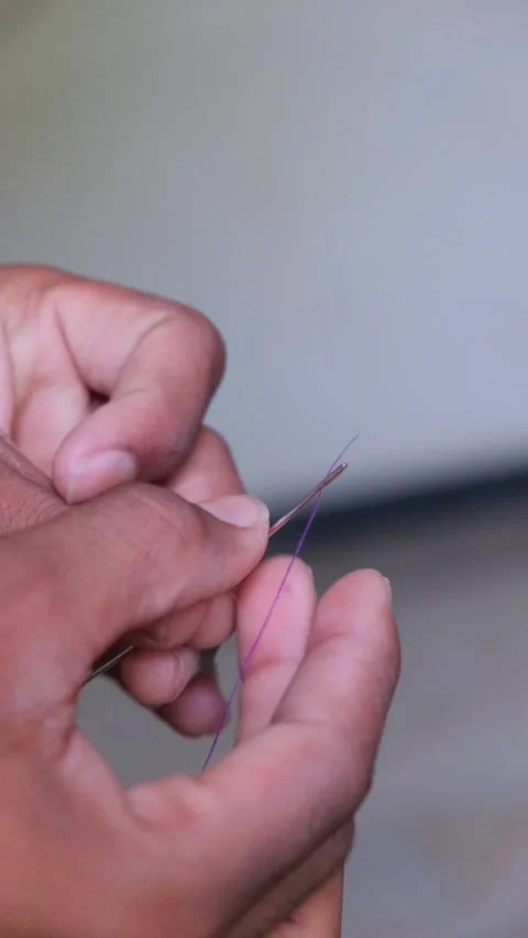 Threading Needle Close Up – Hand Inserting Thread into Sewing Needle Vídeo Stock 332655710