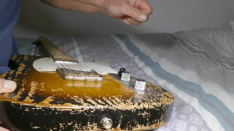 Threading a new string through an old electric guitar. Video stock 120635792