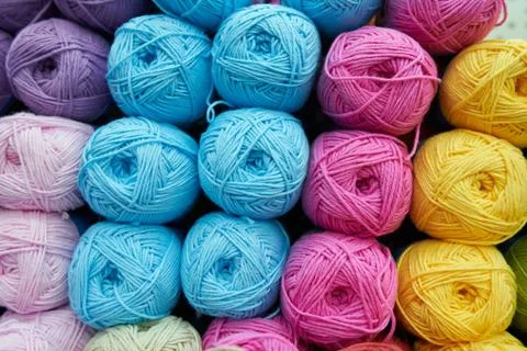 Threads for knitting different colors on the shelf in the store. Close up Foto stock