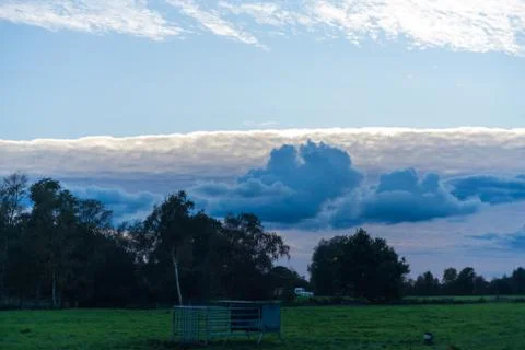 Threatening cloud formations  in the sky from the coming storm, while the blu Stock-Fotos