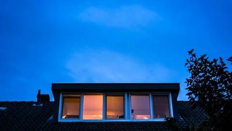 Threatening clouds are passing above the house. Vídeo Stock 107968658