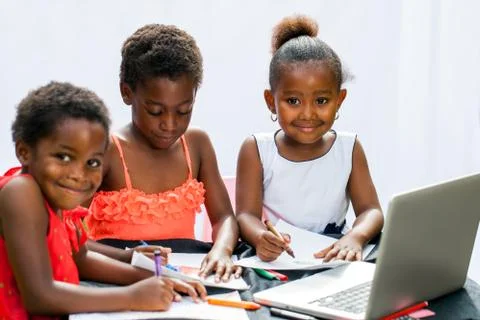 Three african fiends spending time together drawing. Foto stock