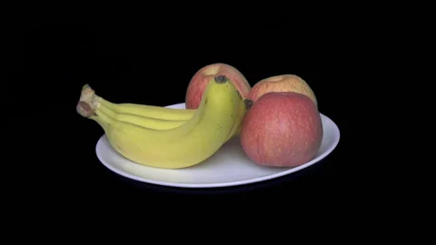 Three apples and three bananas lie on a white plate rotating horizontally 库存影片 91789988