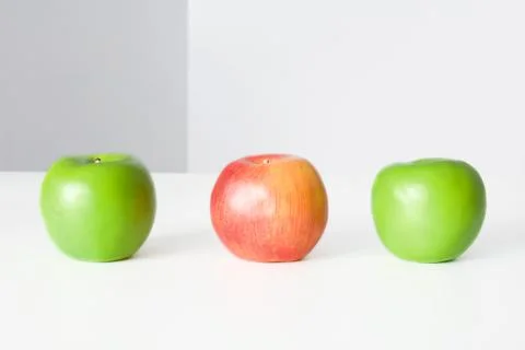 Three apples in a row, two green and one red, close-up Foto stock