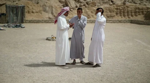 Three arabic looking people talking Vídeos de archivo 31670328