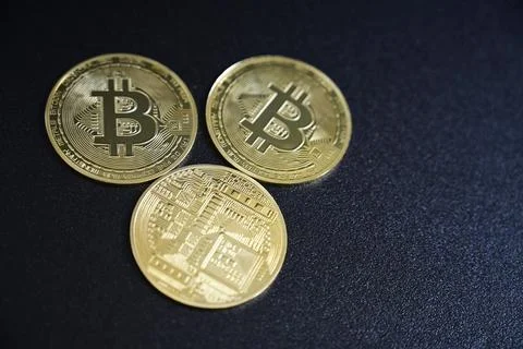 Three Bitcoin Coins Representing Digital Currency Investment Foto stock