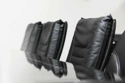 Three black office chairs at the table in line Foto stock