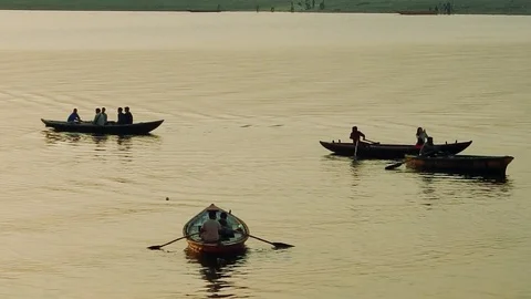 Three boat sequence in Ganges Vídeos de archivo 97823478