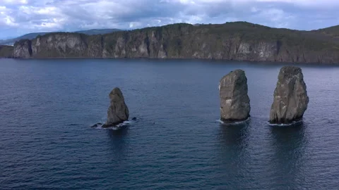 Three brothers. A group of three pillar-like rocks protruding from the water Vídeos de archivo 142917638