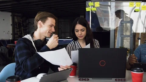 Three business partner working on the new business plan. Vidéo 108317518