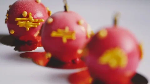 Three cakes with red mirror glaze in the form of Christmas toys. The camera Vidéo 83541510